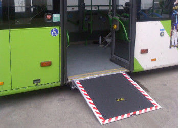 Rampa disattivata della sedia a rotelle dell'acciaio elettrico extant costantemente per il bus di Pubilic della città